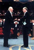 Carlo XVI Gustavo di Svezia consegna a Dario Fo il diploma e la medaglia del Nobel