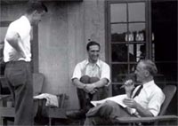 Luria (al centro), M. Delbrck (a sinistra) e E. Exner a Cold Spring Harbor nel 1941, in occasione di un convegno sulla biologia quantitativa.