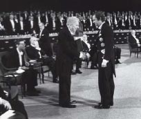 Carlo XVI Gustavo di Svezia consegna a Montale il diploma e la medaglia del Nobel.
