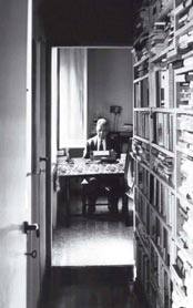 Al lavoro nel suo studio, 1955.