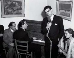 Quasimodo assiste a un'esibizione di Teddy Reno accompagnato al piano da Gorni Kramer, Milano 1949.