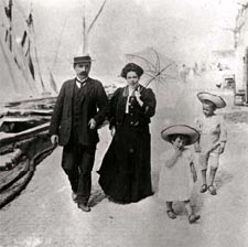 A passeggio con la famiglia sul lungomare di Anzio nel 1906.