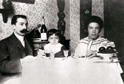 Nella sua casa di Roma con il marito e il figlio Sardus, 1905 circa.