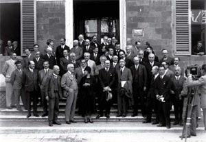 I partecipanti al Congresso Internazionale di Fisica Nucleare di Roma del 1931. Marconi è al centro; alla sua destra, Marie Curie.