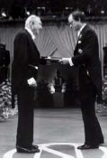 Il re Carlo XVI Gustavo di Svezia consegna a Modigliani il diploma e la medaglia del Nobel.