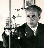 Natta osserva il modello di una macromolecola, 1957.