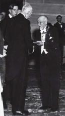 Gustavo V di Svezia consegna a Pirandello il diploma e la medaglia del Nobel.