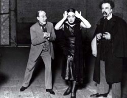Da sinistra: Egisto Olivieri, Marta Abba e Lamberto Picasso nella rappresentazione di Sei personaggi in cerca d'autore a Londra nel 1925.