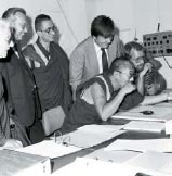 Il Dalai Lama (seduto in primo piano) in occasione di una visita al CERN nel 1983. In piedi, il secondo da sinistra  il direttore generale del CERN, E. Schopper, il quarto  Rubbia.