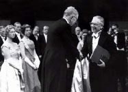 Gustavo VI Adolfo di Svezia consegna a Segr il diploma e la medaglia del Nobel.