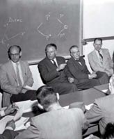 E.O. Lawrence annuncia alla stampa la scoperta dell'antiprotone, Berkeley, 21 ottobre 1955. Da sinistra: E.J. Lofgren, Lawrence, Segr, C. Wiegand.