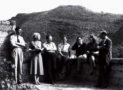 Edoardo Amaldi con la moglie (seconda e terzo da sinistra) durante una gita ai colli romani nel 1953.