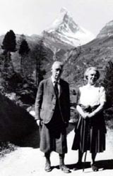 Levi con la moglie sullo sfondo del Cervino.